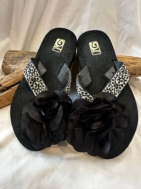 Black Floral Women's Flip Flops by Mush for Teva